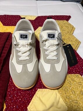DE FLORANCE Cream & Beige Athletic Sneakers